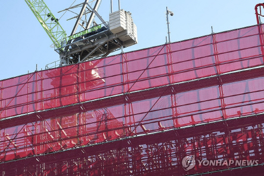 태영건설의 임금체불 문제로 골조 공정이 중단된 서울 중랑구 상봉동 청년주택 개발사업 건설 현장의 모습. 연합뉴스